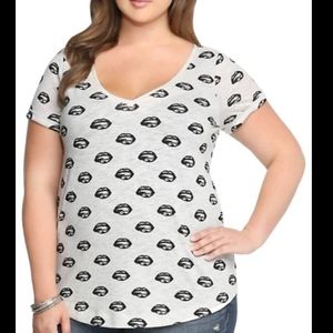 ❤️6 items for $25 sale!!❤️ Torrid Lip Print V-Neck Tee EUC